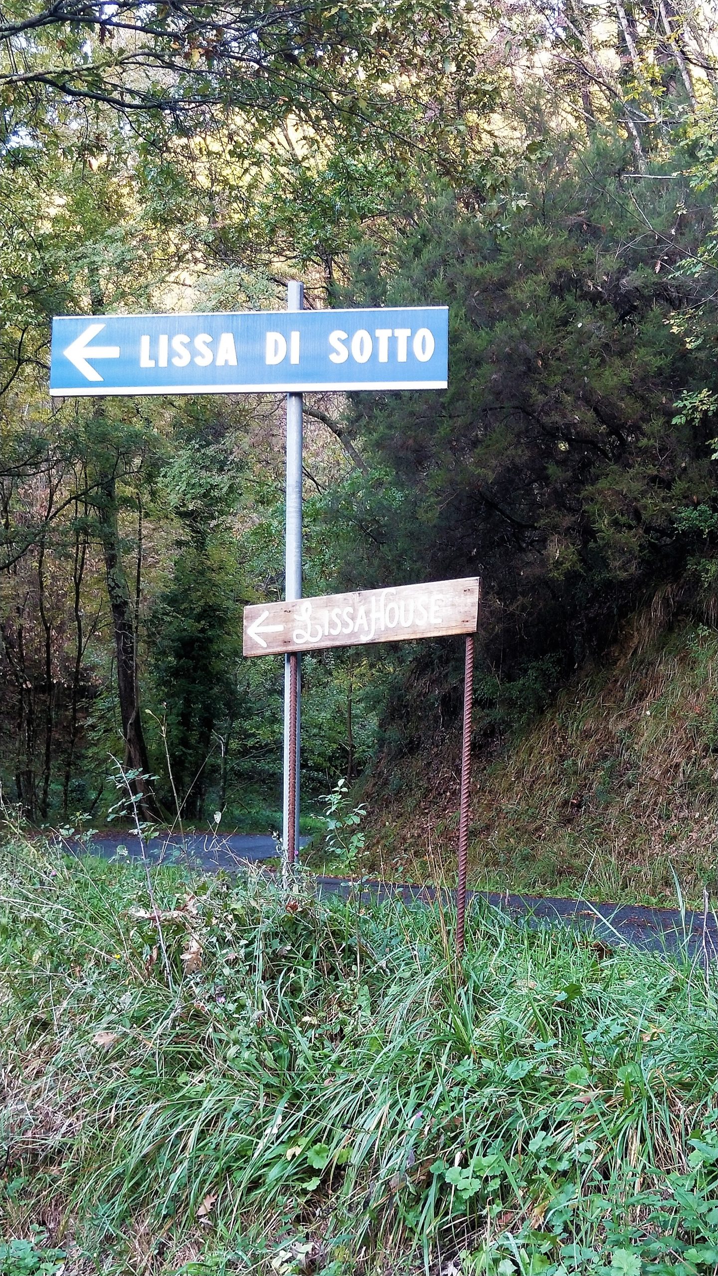 Cartelli stradali con l'indicazione Lissa di Sotto e uno più piccolo fatto a mano con l'indicazione per l'agriturismo LissaHouse di San Pietro Vara
